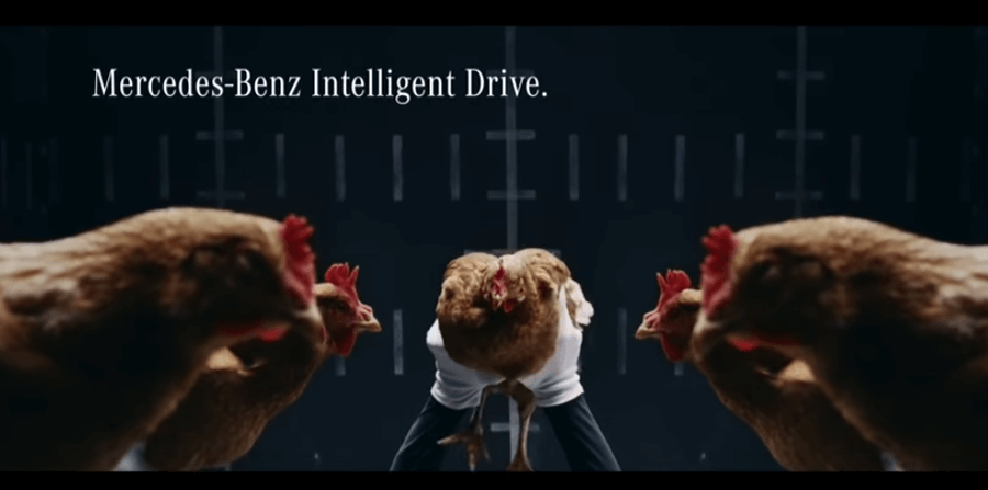 Реклама мерседес с курицей. Реклама Мерседес.